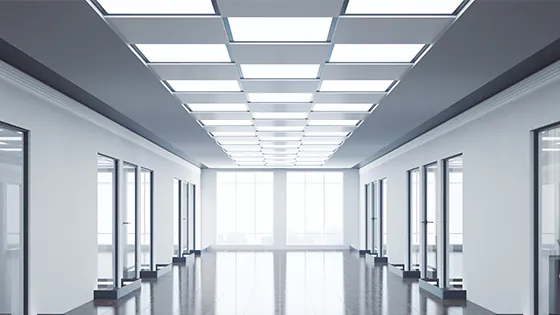 Rasterleuchten in einem Bürogebäude