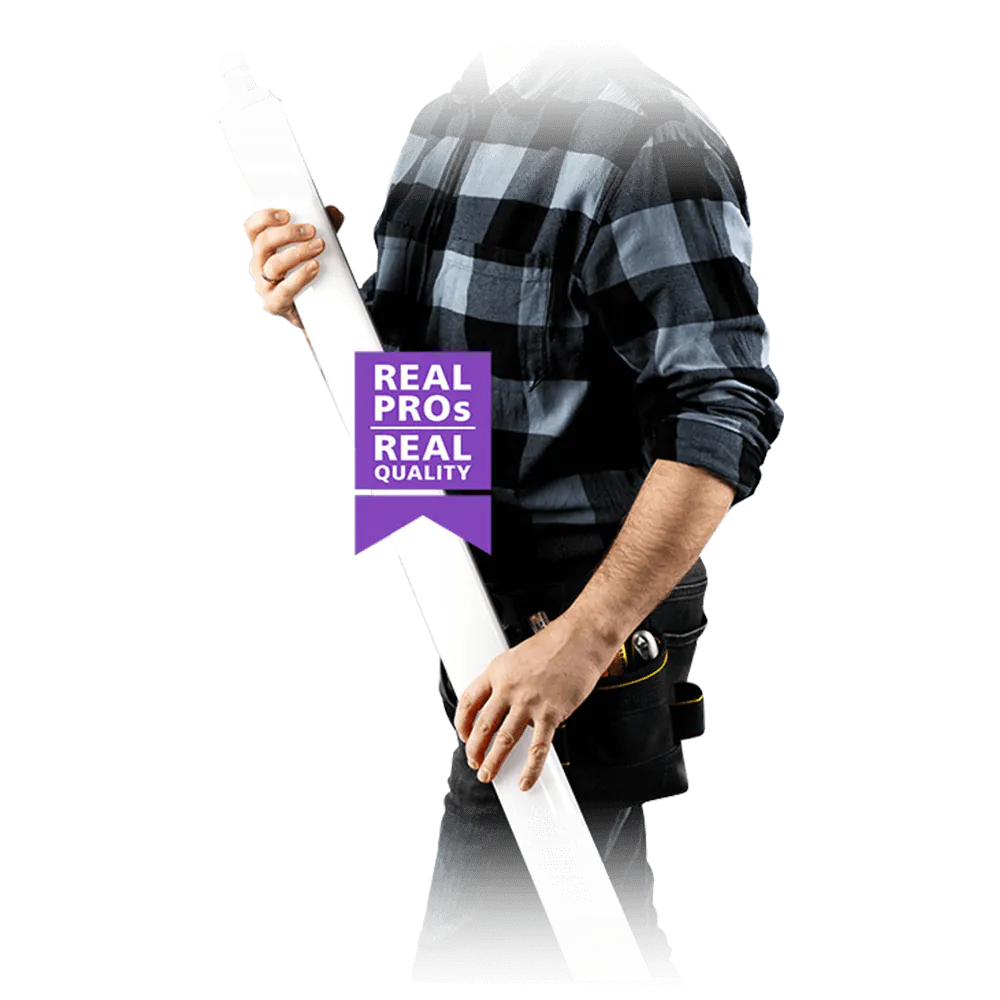 Mann hält eine Philips Ledinaire LED fest